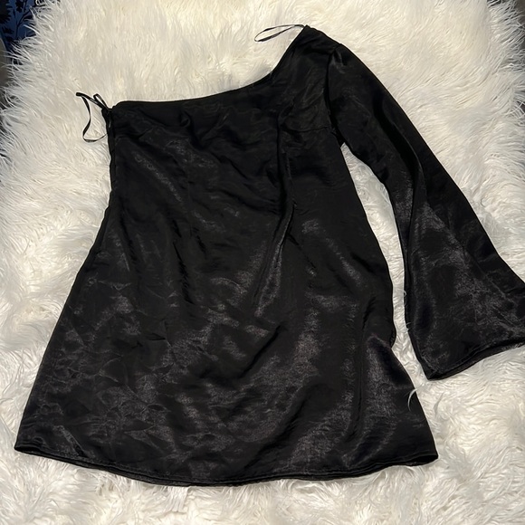 Forever 21 Dresses & Skirts - Dressy one shoulder mini black dress♥️